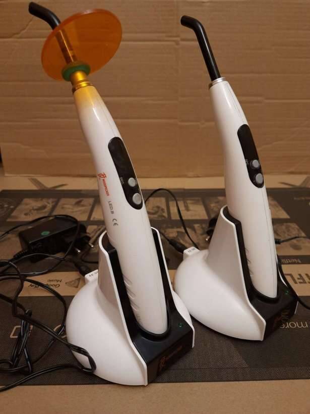 Фотополимерные лампы Woodpecker в рабочем состоянии NaviStom