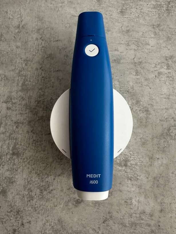 Інтраоральний сканер Medit i600 Інтраоральний сканер Medit i600 NaviStom