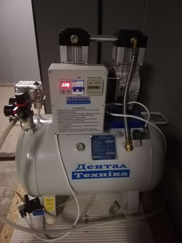 Компресор `Дентал-Техніка`ДТ 1800/1-65, стерилізатор TAU Steril 2000, столик лікаря PANOK NaviStom