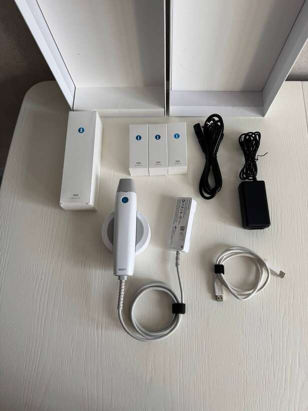 MEDIT i500 = сканер інтраоральний NaviStom