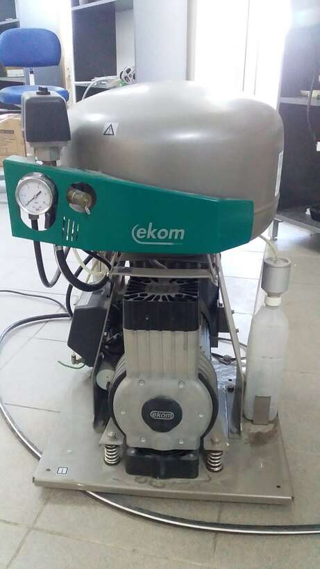 Продам безмасляний компресор EKOM Dk-50 з осушувачем та мокру помпу DURR для 2 стомат. установок. NaviStom
