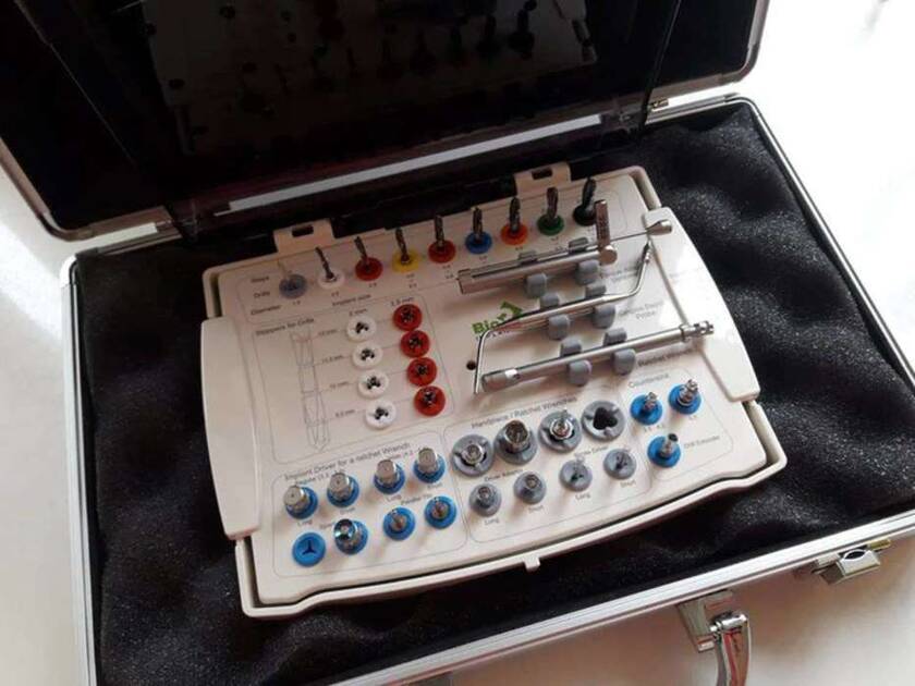 Продам хирургический набор Bio3. Импланты в подарок NaviStom