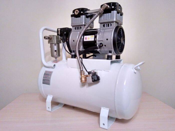 Стоматологический компрессор безмасляний.Потребляемая мощность 1100 Вт. 330л/хв. Ресивер 50 л. NaviStom