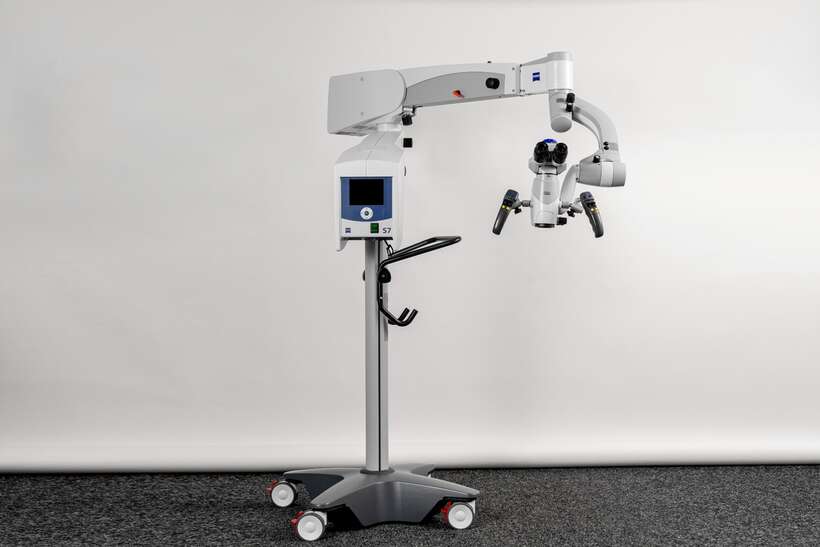 Стоматологічний хірургічний мікроскоп Zeiss OPMI Sensera (Refurbished) NaviStom