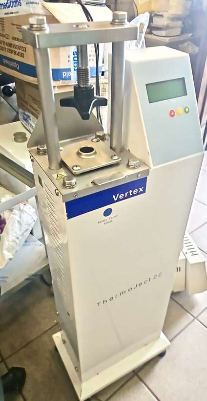 VERTEX TermoJet 22 = інжекційний прес для виготовлення протезів NaviStom